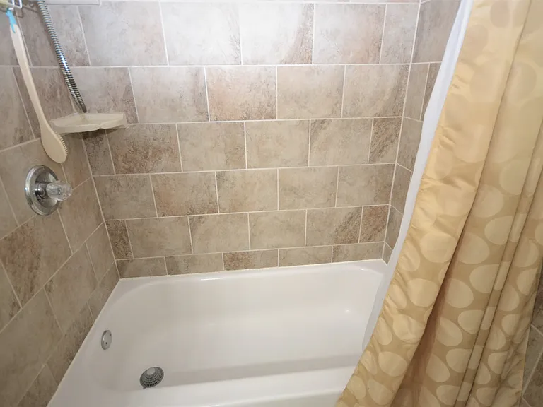 559 Fox Hills Dr N — Photo 7