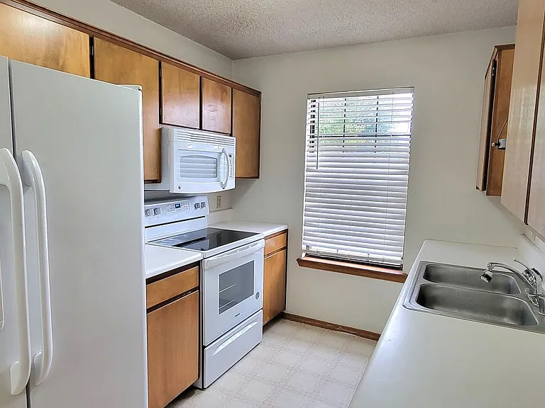 2813 Apache Rd — Photo 4