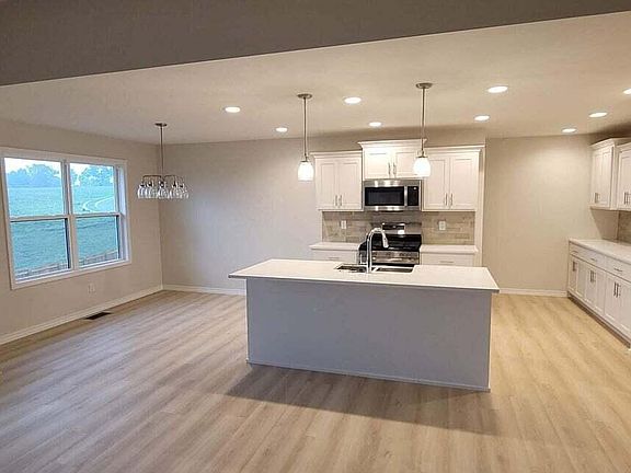 2nd image of 671 W Castor Loop