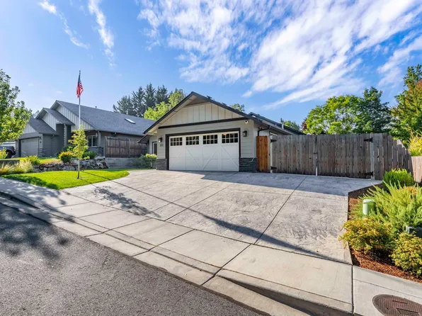 231 SE Sand Canyon Ln, Grants Pass, OR 97527