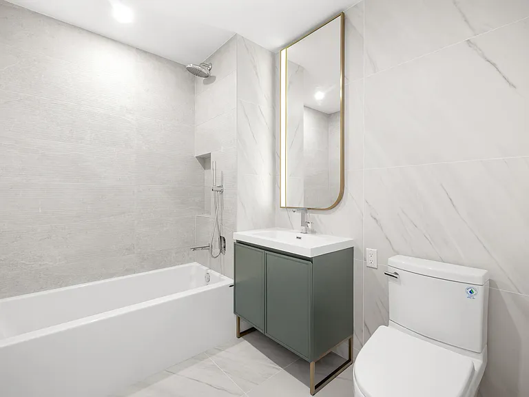 960 Franklin Ave #113 — Photo 5