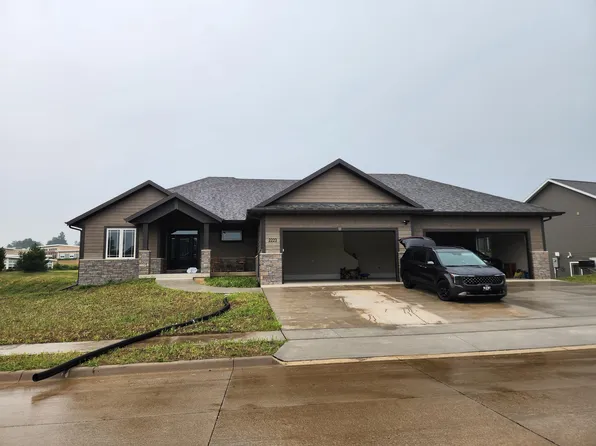 2223 Eldie Dr, Asbury, IA 52002