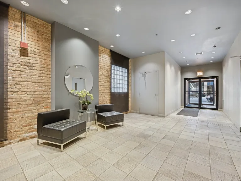 843 W Adams St #407 — Photo 2
