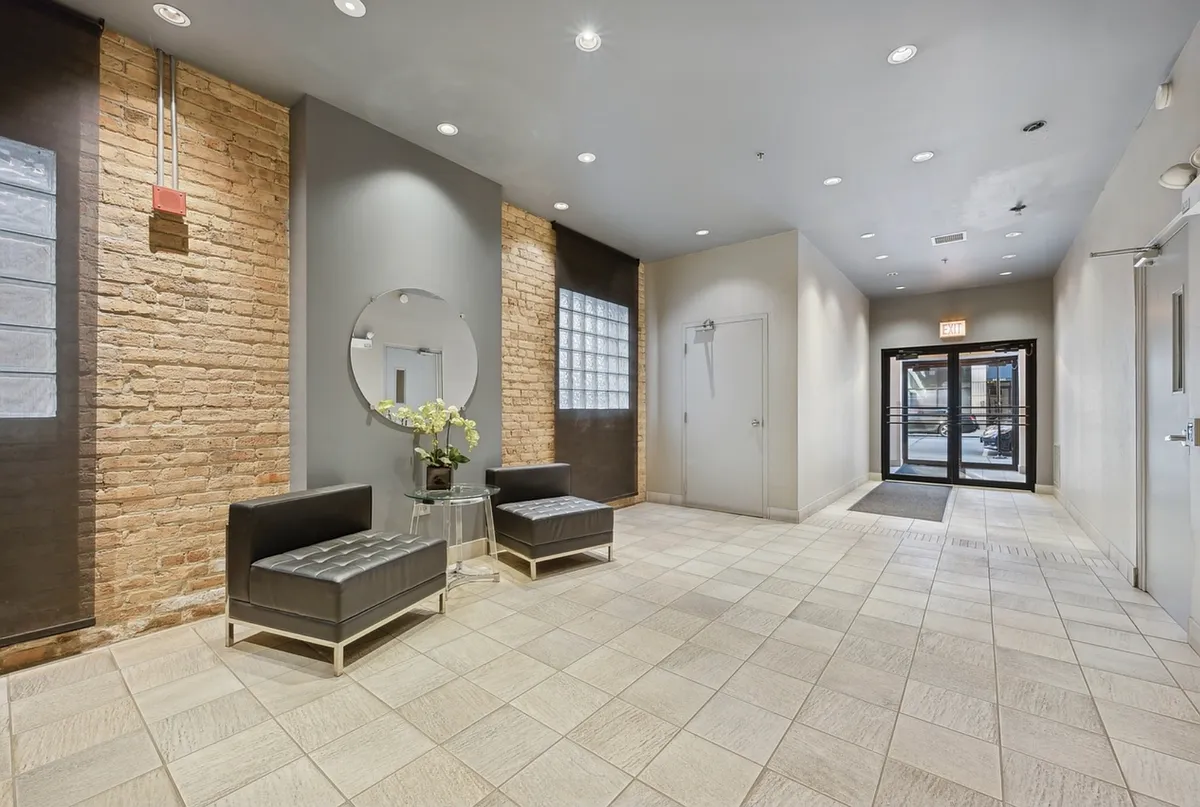 Building Photo - 843 W Adams St #407