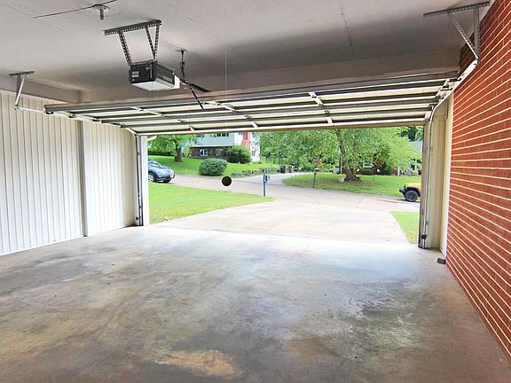 3rd image of 2552 Meadow Ln