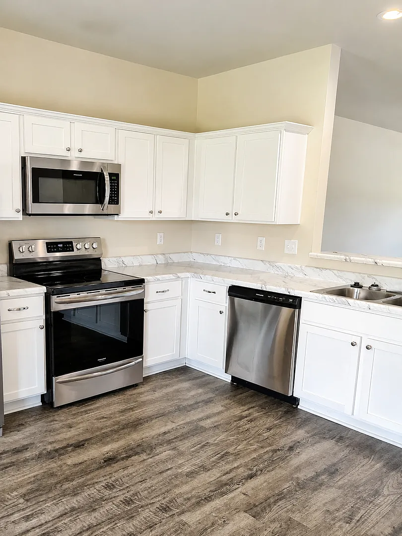 4 Bed / 2 Bath with garage!! — Photo 3