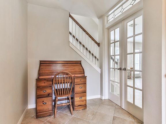 5th image of 706 E Heights Hollow Ln