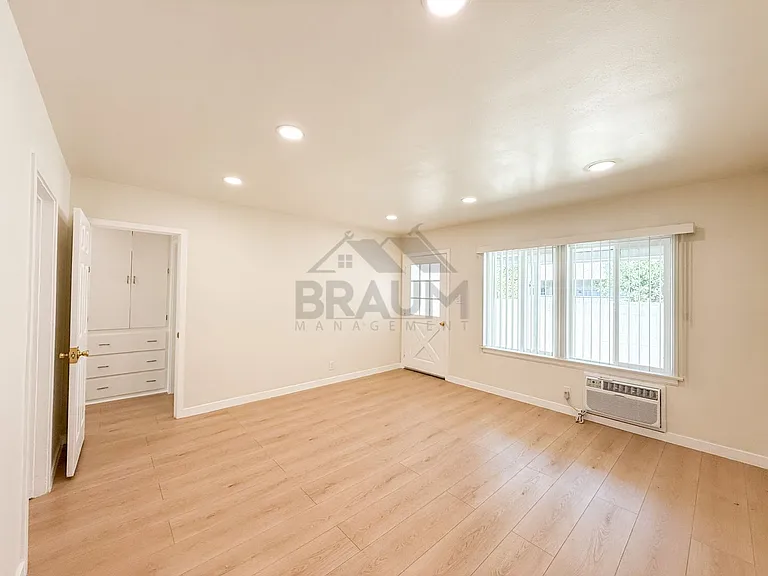 15550 Vanowen St — Photo 17