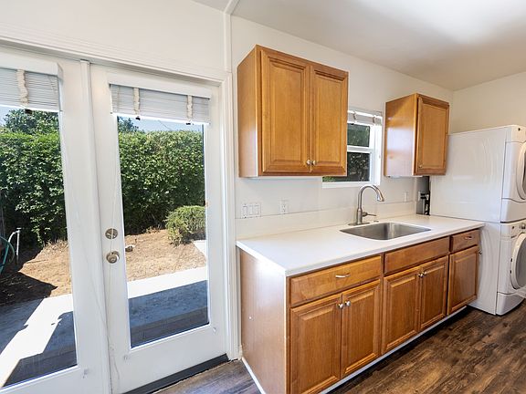 4th image of 998 Pine Ave #0