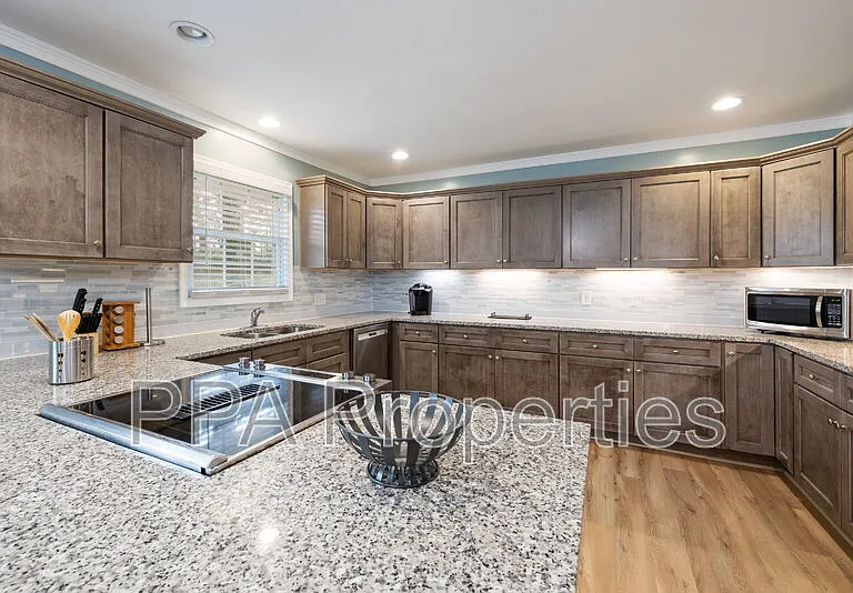 2404 Francis St — Photo 15