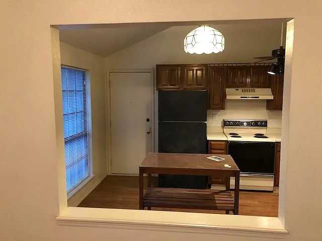 3 bed, 1211 sqft, $1,895 — Photo 3