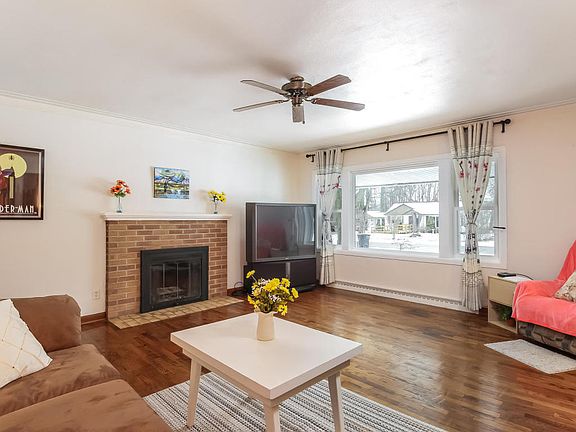 3rd image of 74 Scotts Dr