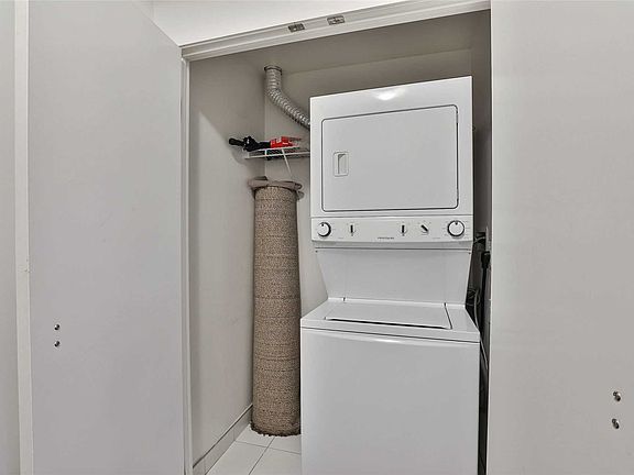 4th image of 89 Dunfield Ave #604