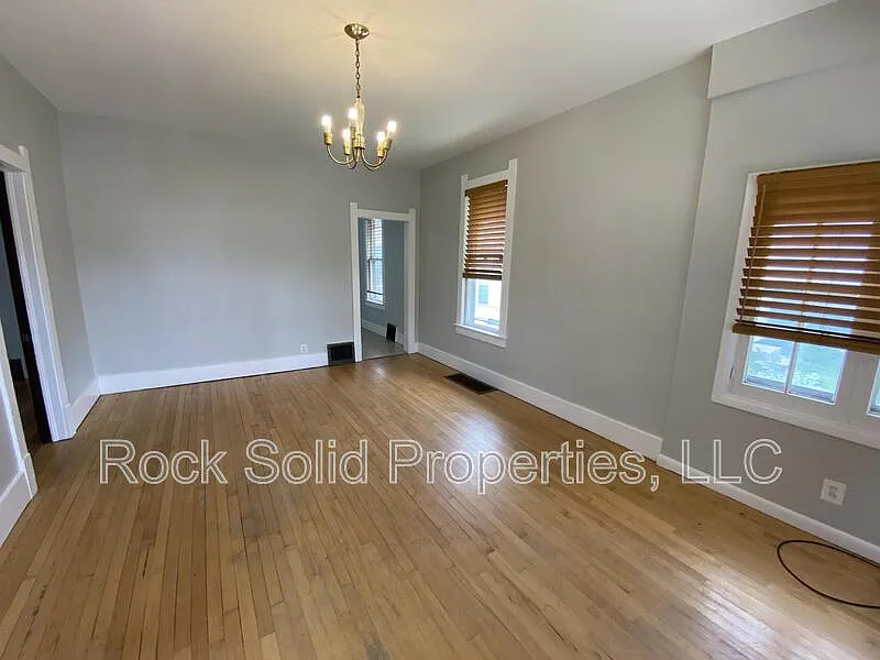 3 bed, 1.0 bath, 936 sqft, $1,595 — Photo 3