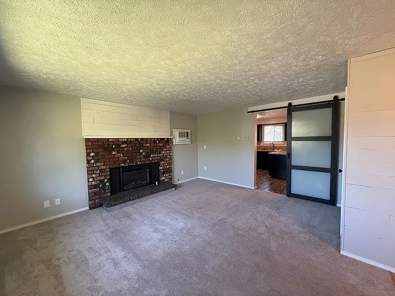 1004 E Joseph Ave — Photo 2