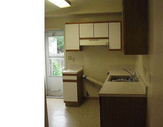 3rd image of 1302 N Walnut St