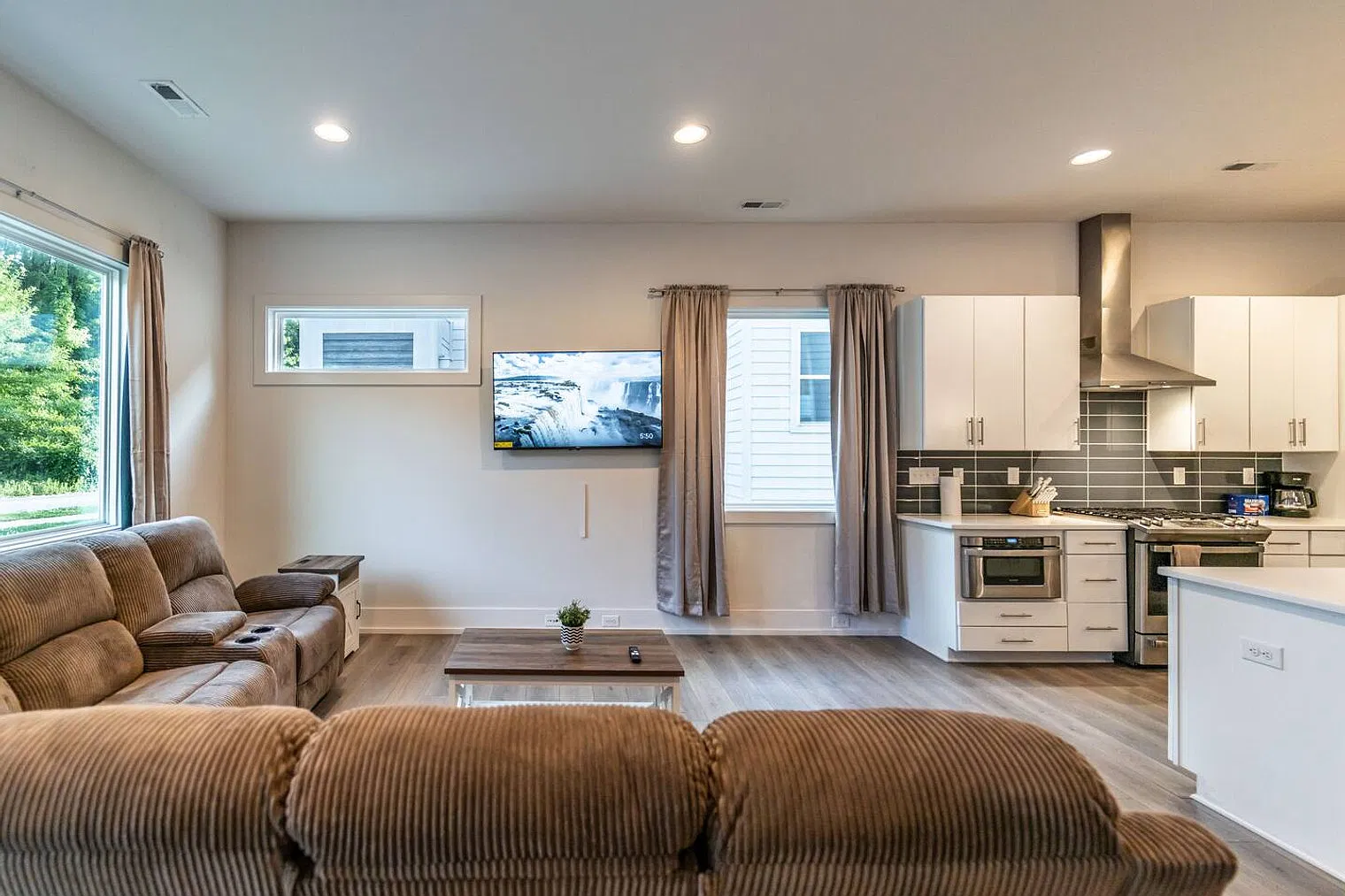 4 bed, 3.0 bath, $5,160 — Photo 1