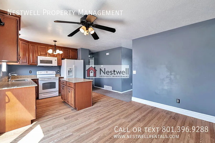 Gorgeous 5-bed Home in Clearfield — Photo 4
