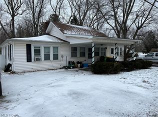 470/472 W Main Rd, Conneaut, OH 44030