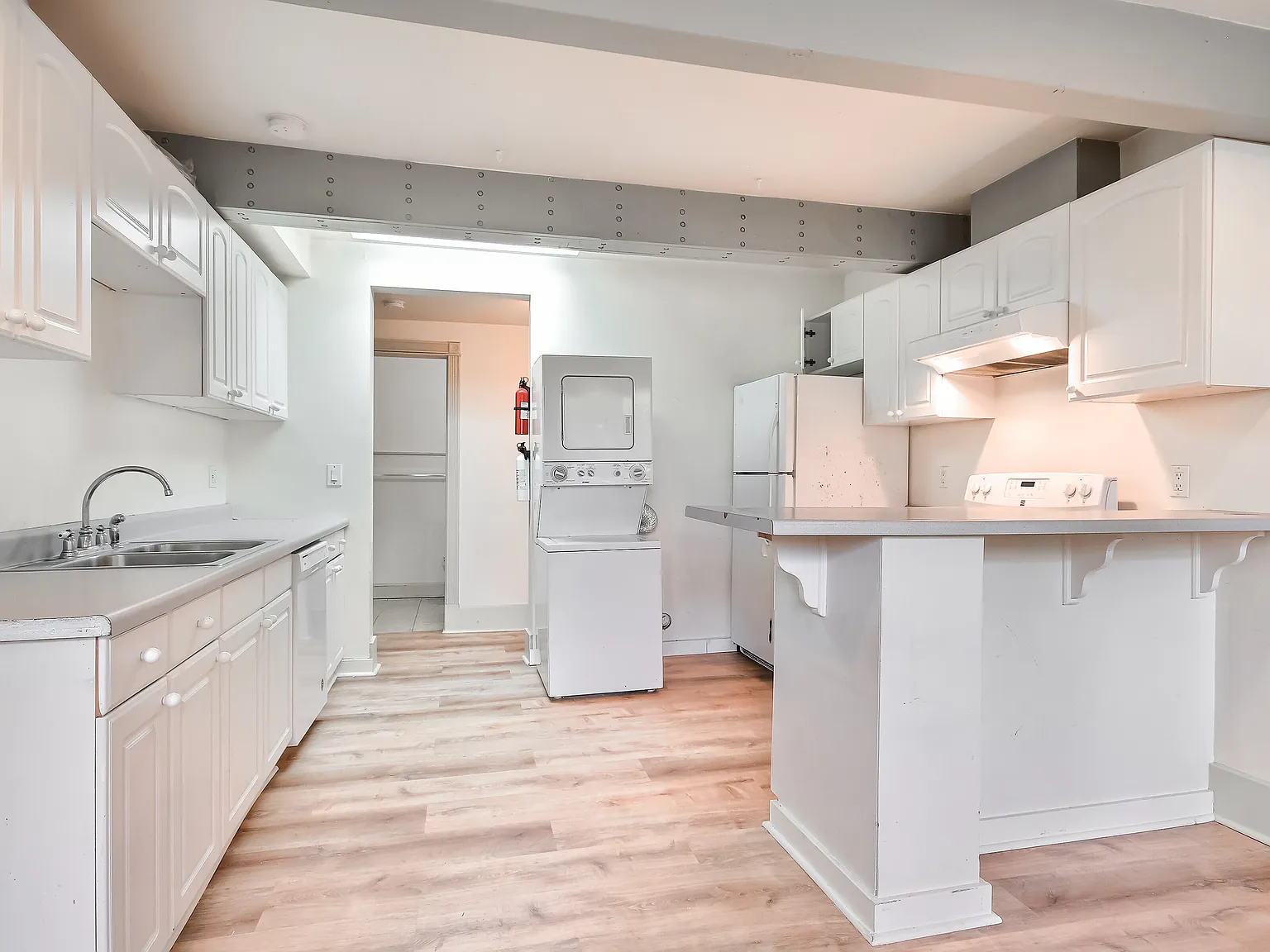 4 bed, 980 sqft, $3,950 — Photo 3