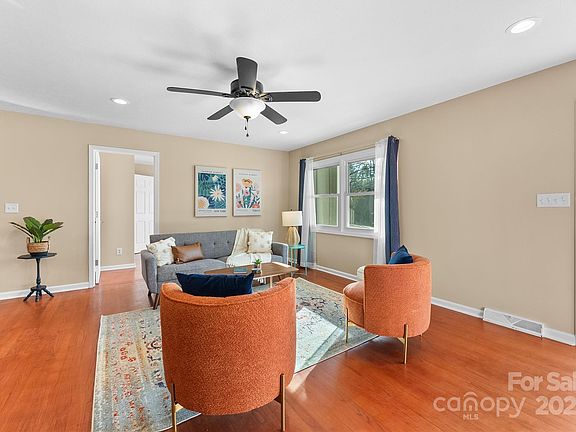 4th image of 32 Southwicke Dr