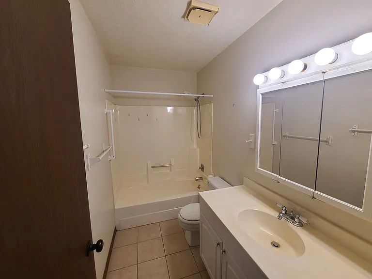 139 E Pike St — Photo 15