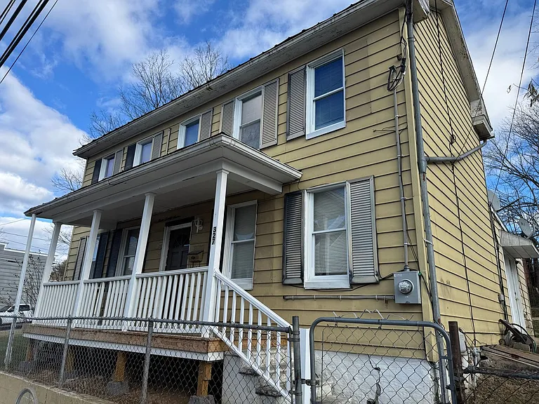 327 N Centre St — Photo 2