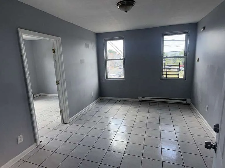 561-563 Bond St #2L — Photo 4