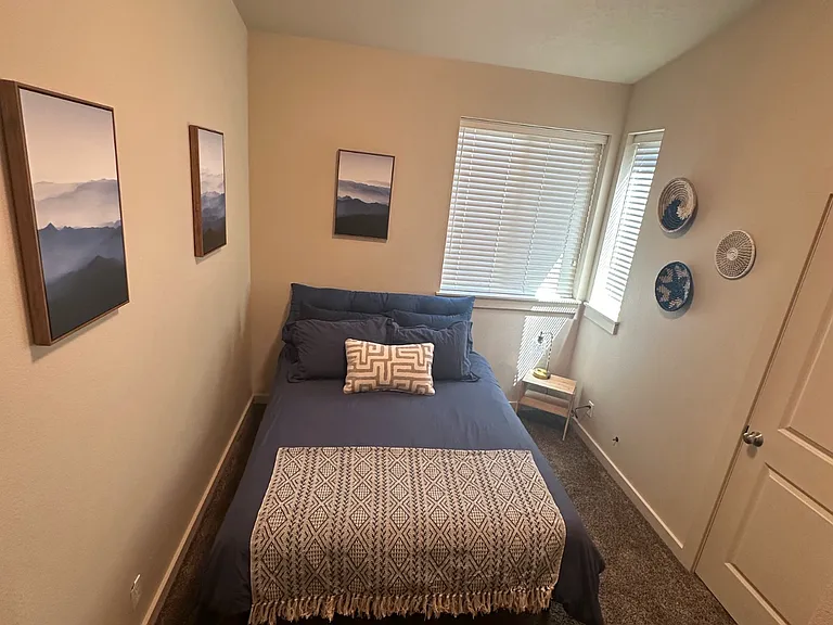 Guest Room (queen bed)