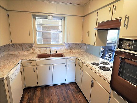 5th image of 3705 1st St