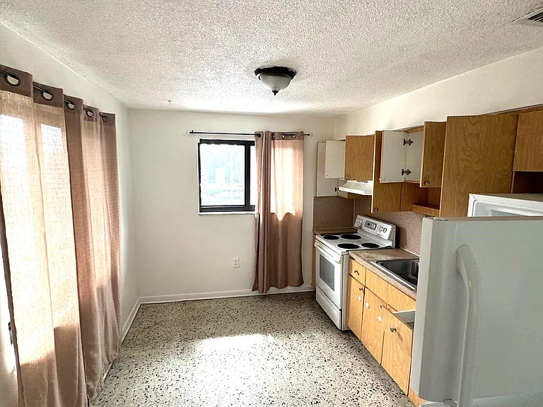 430 NW 9th Ave #3 — Photo 8