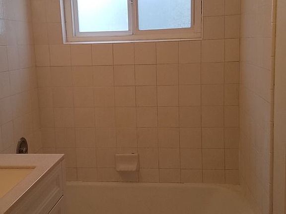 4th image of 907 S Catalina Ave APT D