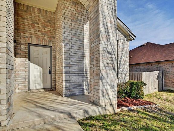 3rd image of 2105 Woodway Dr