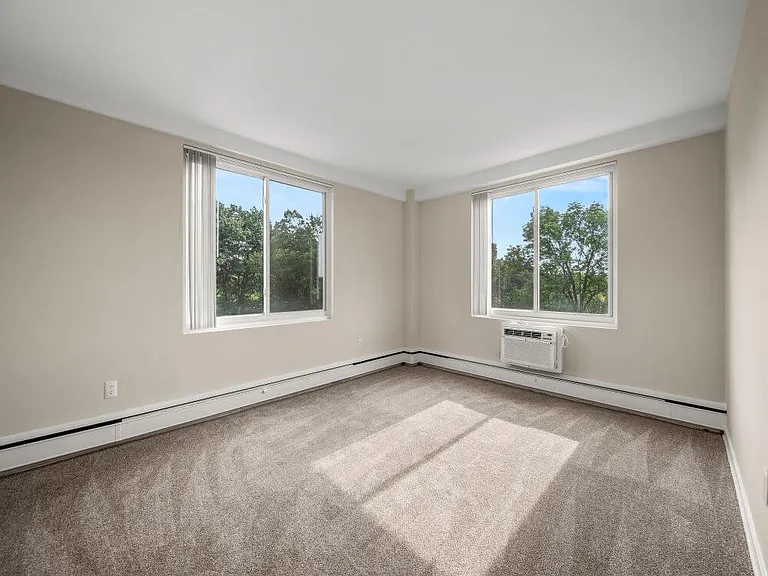 100-york-apartment-w532-5r