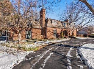 5N733 Arboretum Ln, St Charles, IL 60175