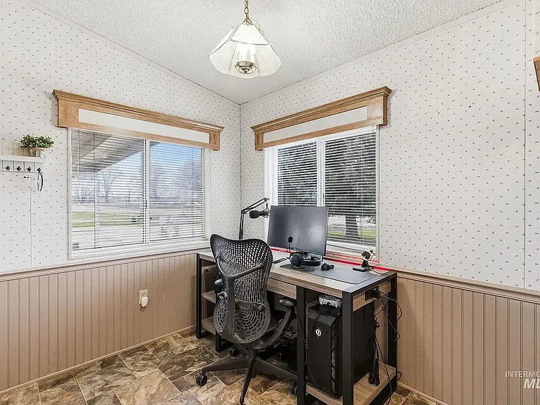 28650 Old Highway 30 — Photo 10