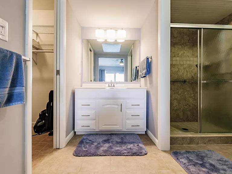 Master bath with walkin closet
