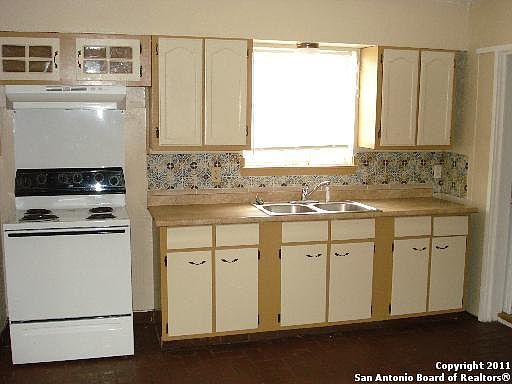 3rd image of 5015 Hemphill Dr