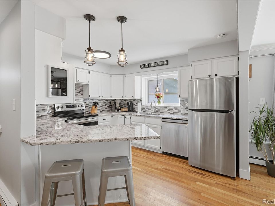 572 Atwater St, photo 7