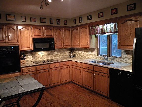 5th image of 710 Sherman Dr