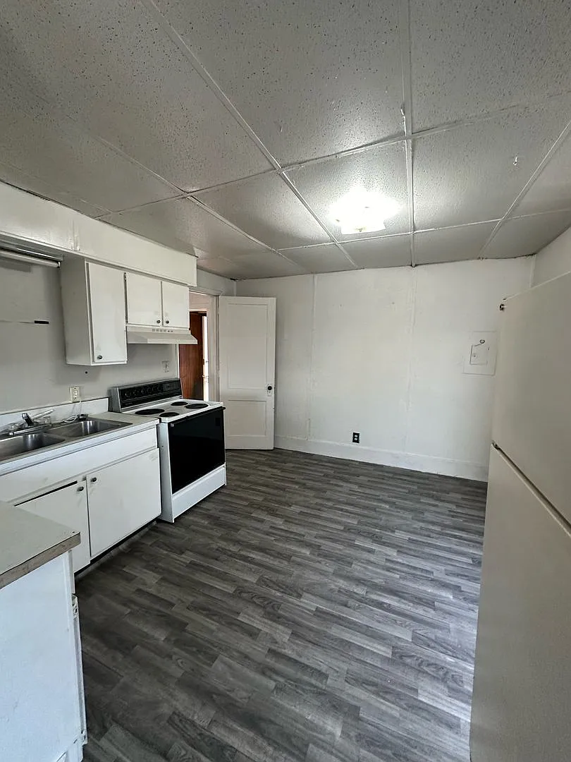 417 Middlebury St — Photo 3