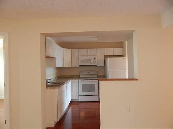 3rd image of 2104 Glenmoor Dr