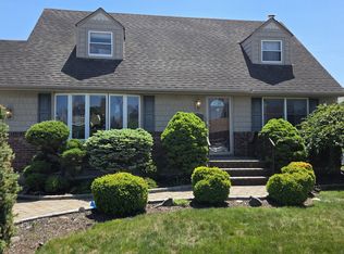 41 Ontario Ave, Plainview, NY 11803