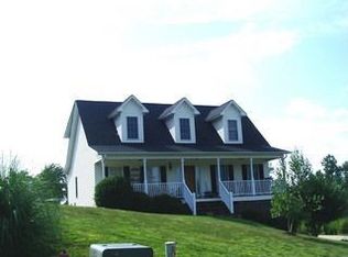 5555 Creek Point Dr, Hickory, NC 28601