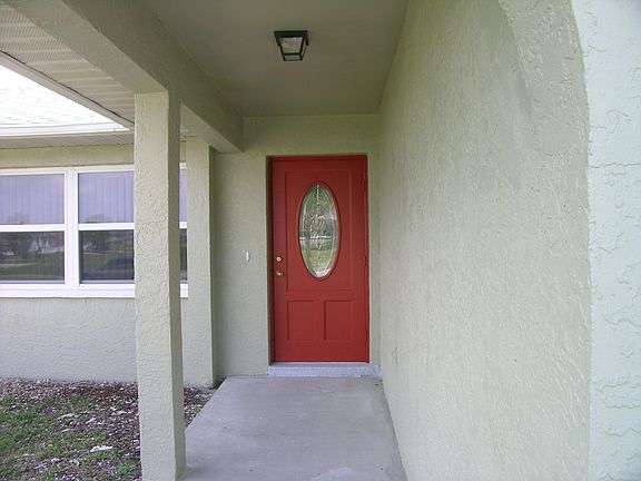 3rd image of 914 SW 35th Ter