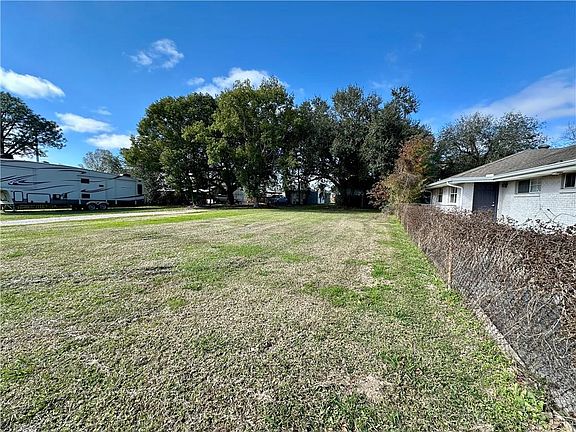 3rd image of 2712 Plaza Dr