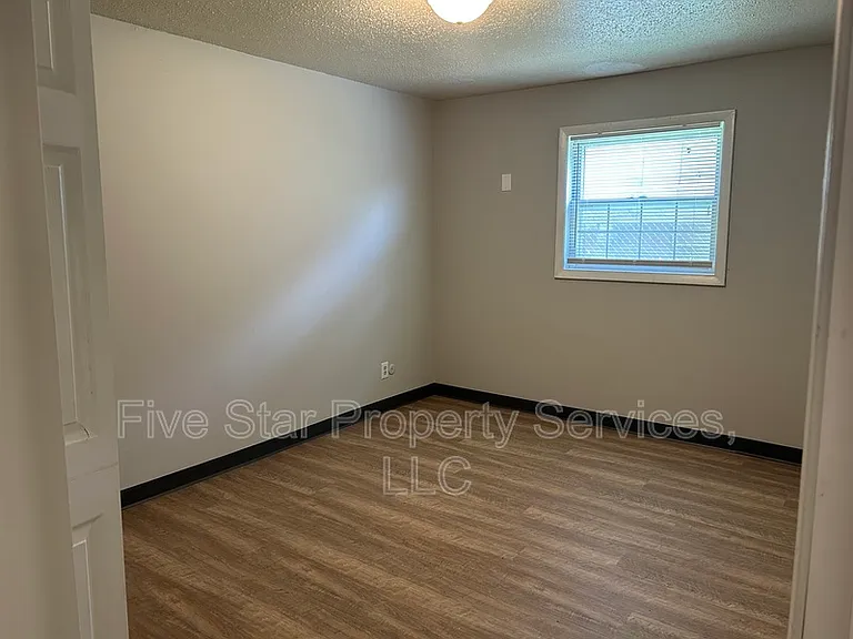 Lake Shore Apartments — Photo 17
