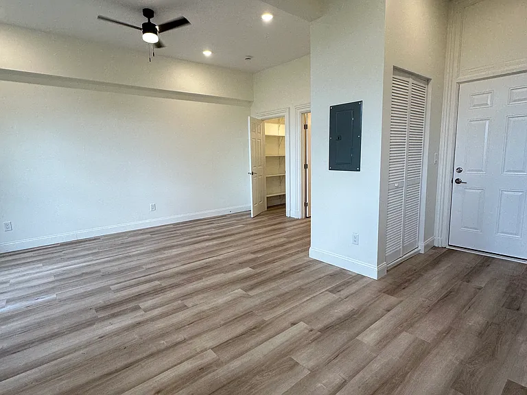930 Summit Ave #1 — Photo 11