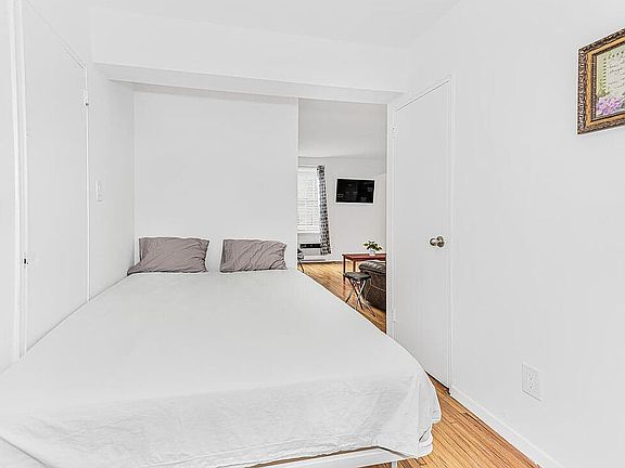 5th image of 6535 Broadway APT 2B