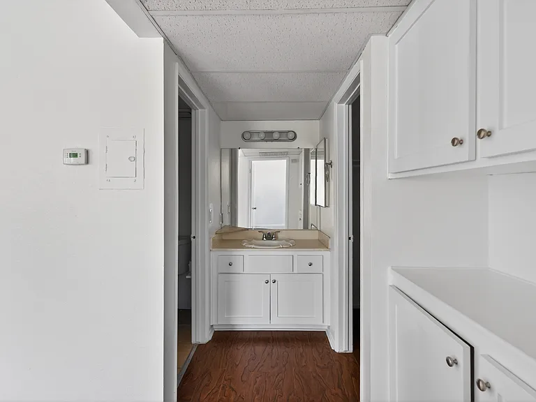 Woodman Ave Apartments — Photo 67